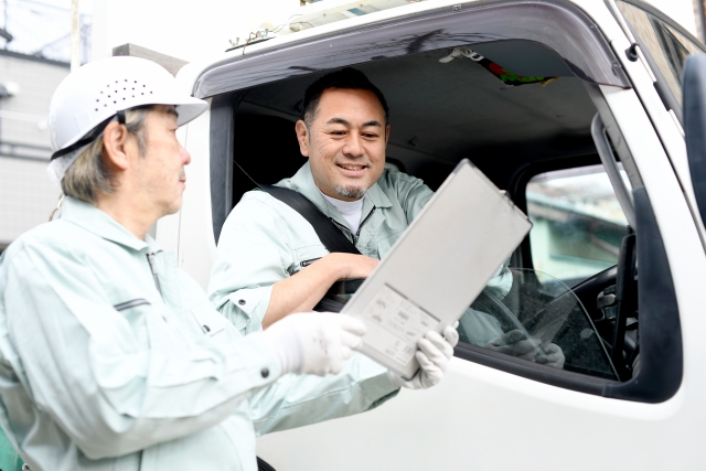 トラックの運転をする男性